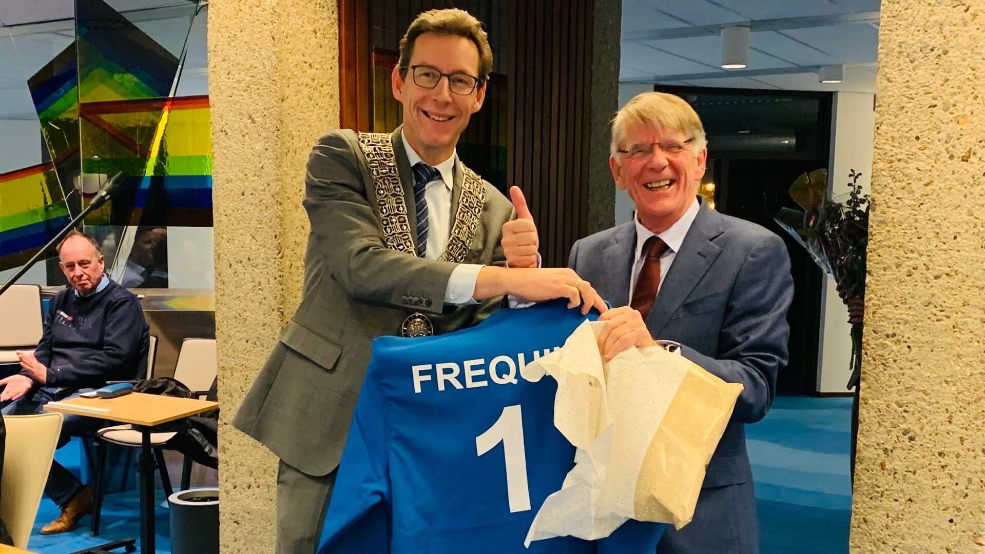 Victor Frequin (rechts) ontving uit handen van burgemeester Poppens een persoonlijk sportshirt.