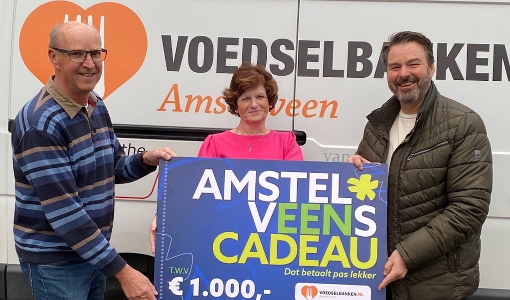 De uitreiking van de cheque door Amstelveen Cadeau. Het bedrag is inmiddels verhoogd naar 1.500 euro.