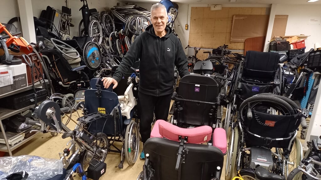 Mohammed Chaoui tussen de rolstoelen die binnenkort naar Marokko worden vervoerd.