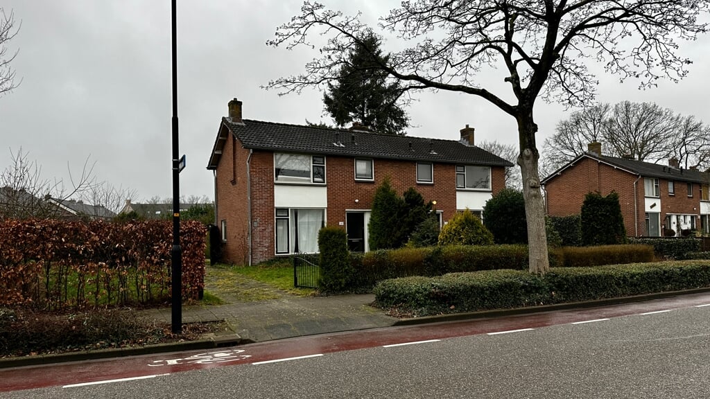 De raad van Ermelo wil niet zonder meer instemmen met de ontsluiting van elf te bouwen woningen aan de Hamburgerweg via de Wethouder Paulushof. Foto: De te slopen woningen aan de Hamburgerweg.