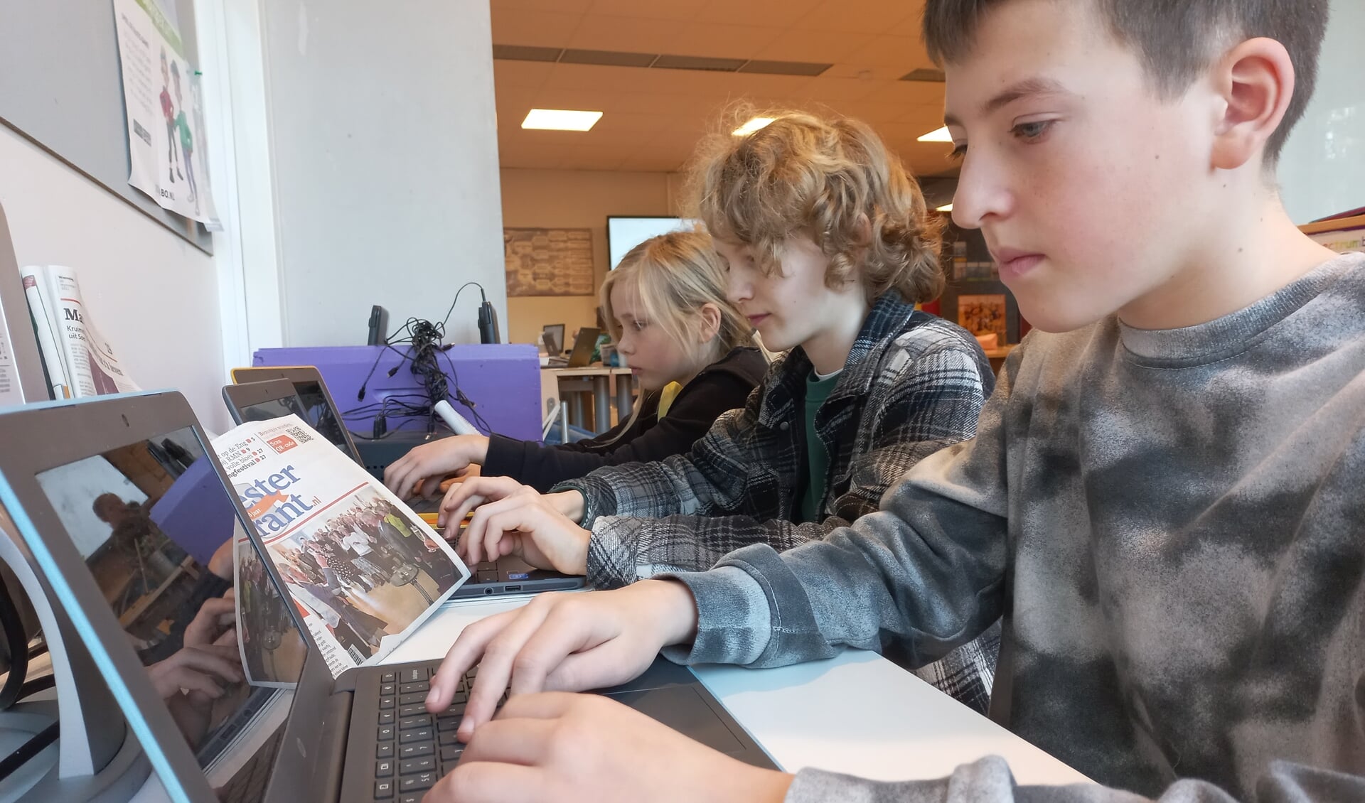 Uiterste concentratie bij de jonge journalisten op de redactie van de Startbaan in Soesterberg.