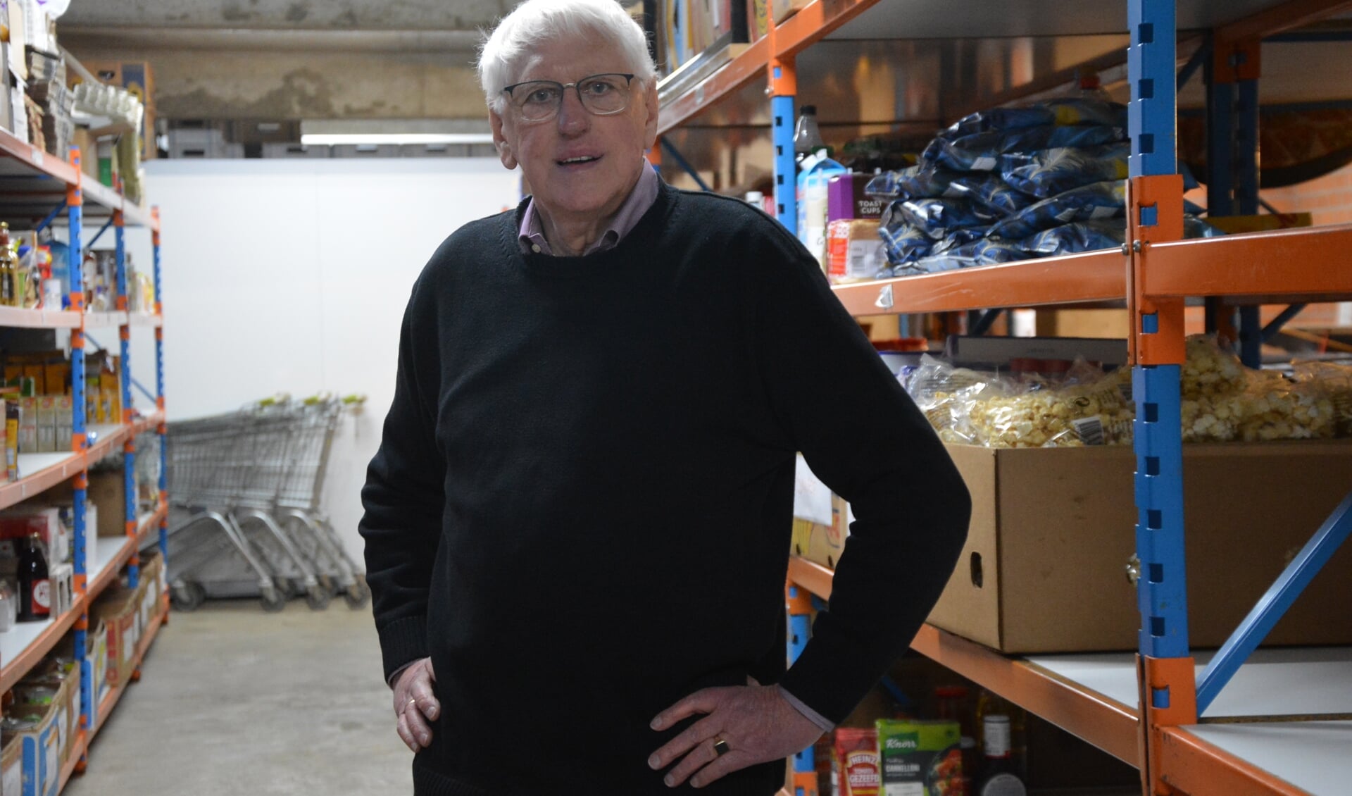 Henk de Groot in de goed gevulde ‘voorraadkamer’.(foto Dick van der Veen)