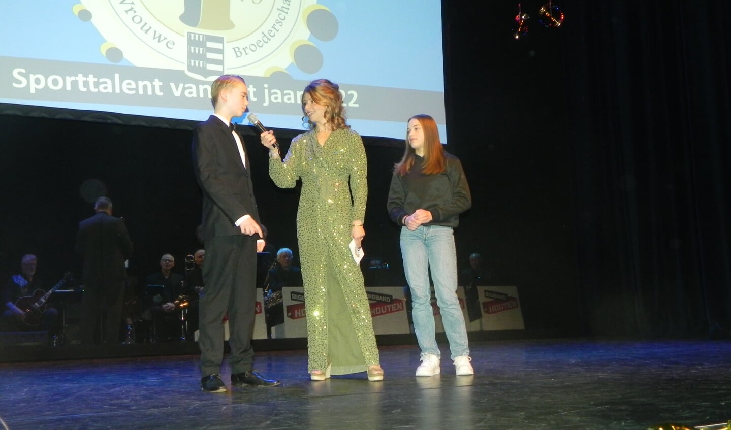 Ex topsporter Tessa Veldhuizen presenteerde het Sportgala op vakkundige en komische wijze.