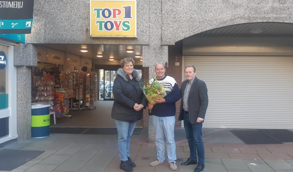 Gonnie van Rietschoten en Michel Becker tijdens hun bezoek aan Winkelcentrum Waardhuizen. in het midden eigenaar van speelgoedzaak Top1Toys Hubert Maasdijk. 