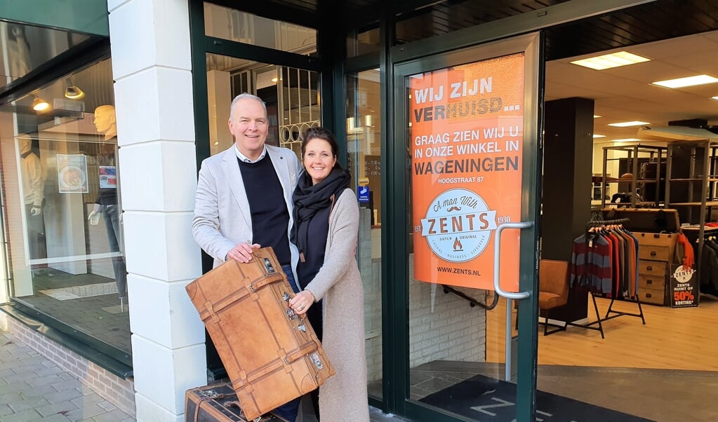 Het is duidelijk: Rob en Mariëlle Zents zijn met 'Zents Mannenmode' verhuisd, maar hopen hun Renkumse klanten in Wageningen weer terug te zien.