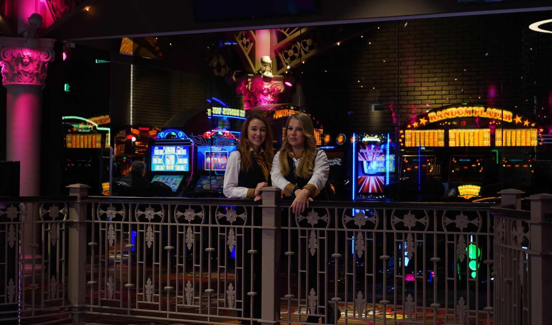Anouk en Melissa zijn beide gastvrouw in Casino ADMIRAL.