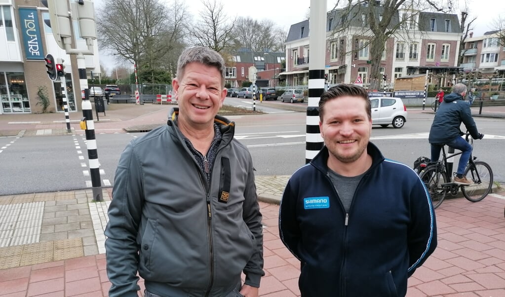 Piet Bax (links) en Tomar Hartogs van de Ondernemersvereniging Van Weedestraat willen één en liever nog twee AED’s in het winkelgebied 