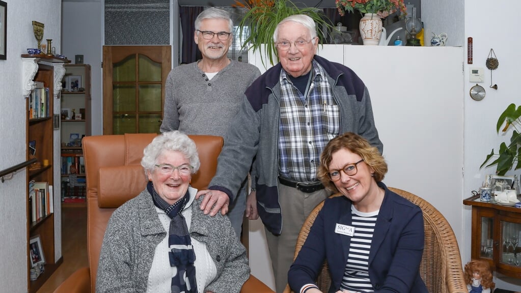 Op de foto staat het echtpaar Kluun, samen met Liselotte Brinkhuis van Sigma en Paul van Baaren, vrijwillig seniorenvoorlichter.
