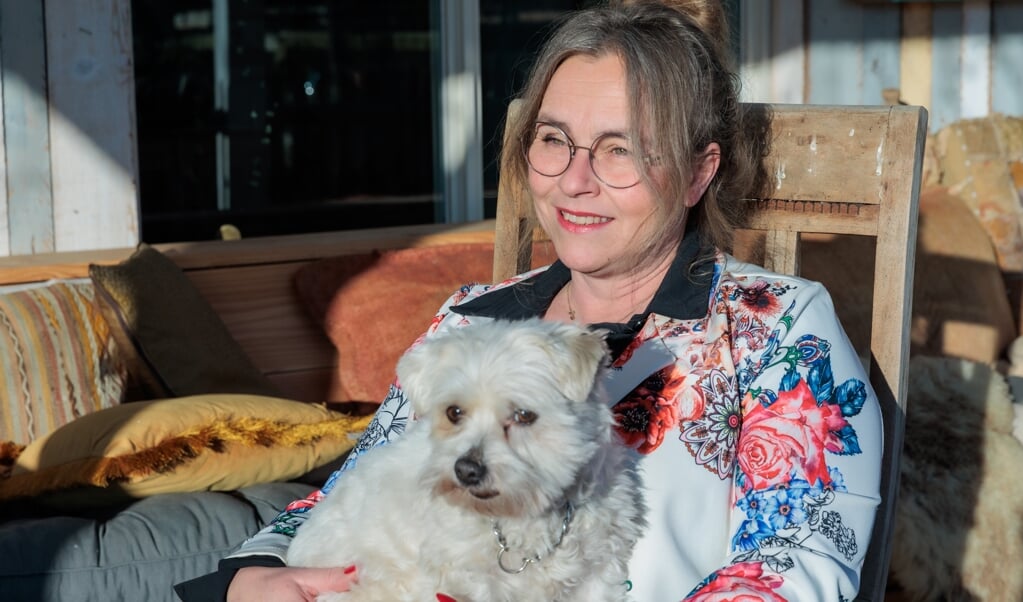 Uitvaartbegeleider Mincke van Schuppen: ,,Rouw is universeel en niet gebonden aan ruimte en tijd. Laten we elkaar de hand reiken in verbondenheid."