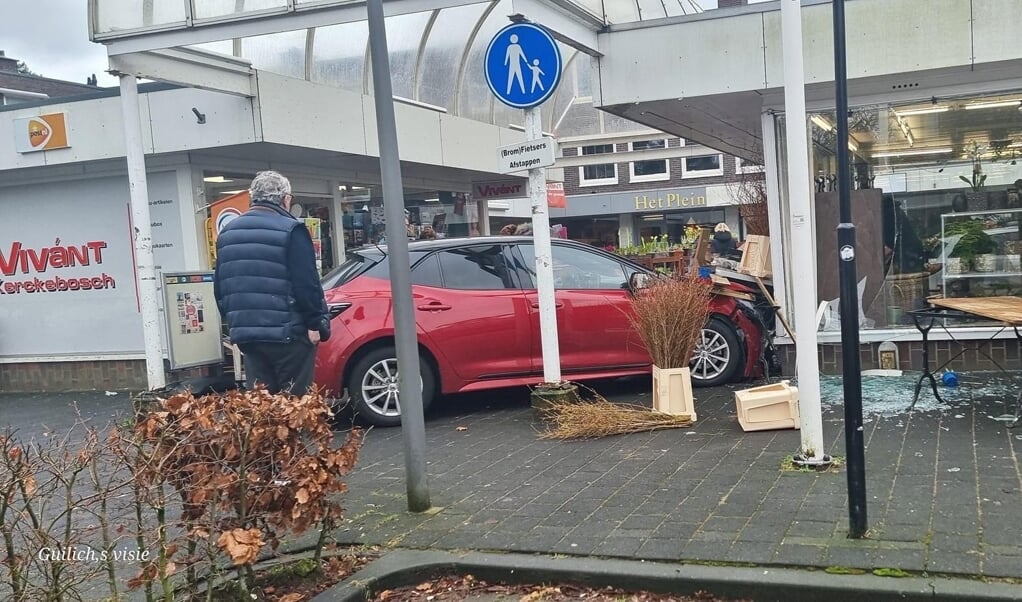 Een ravage nadat een auto vanaf de parkeerplaats van Winkelcentrum Kerckebosch de pui van Bonhof Bloemen inreed.