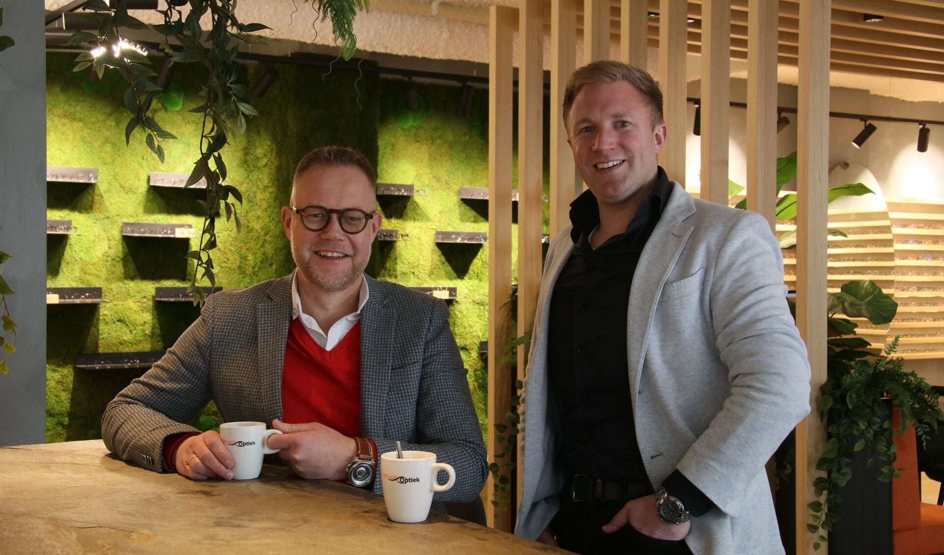 Richard Tamminga (links) en Niels Vijge bestaan met Veluwe Optiek 10 jaar.