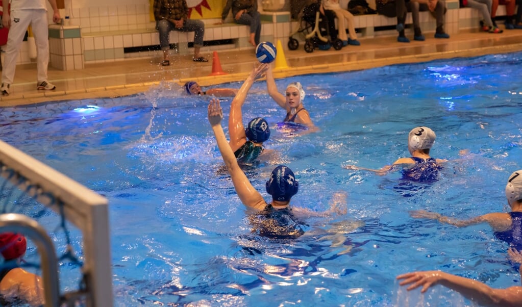 Waterpolo dames 1 van ZC de Vuursche speelt in sportcentrum de Trits in Baarn tegen de Utrecht dames.