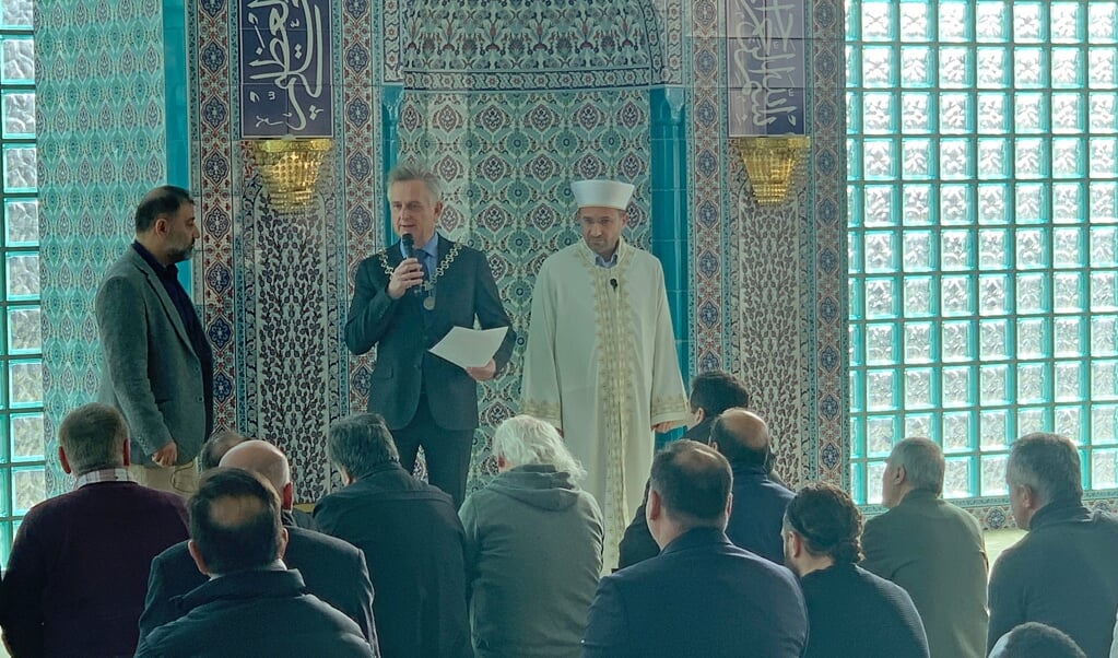 Burgemeester Rob Metz betoonde  in de Fatih Moskee namens Soest zijn medeleven met de Turkse gemeenschap.