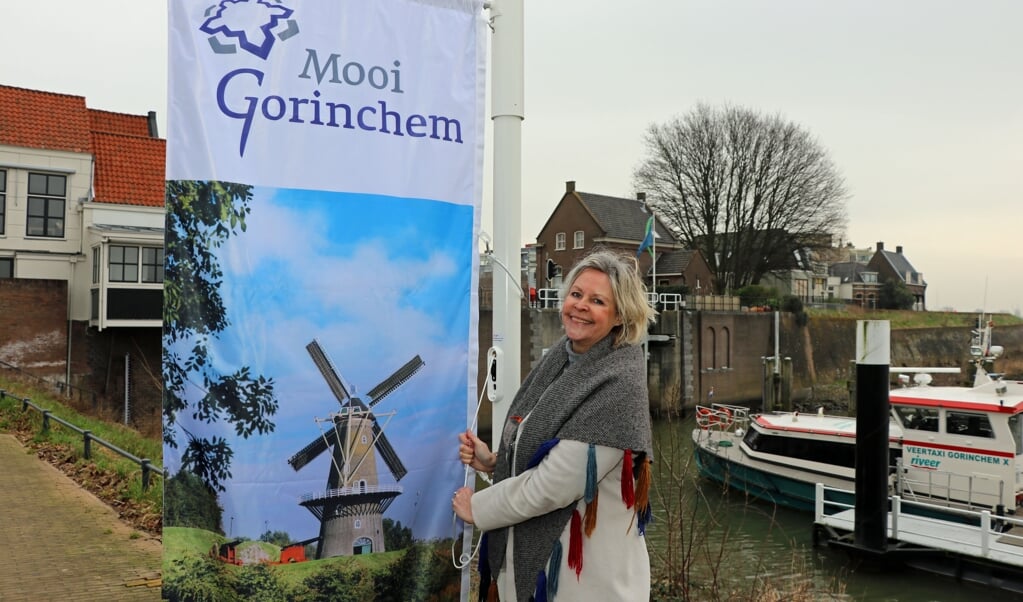 Wethouder Mager hijst de nieuwe baniervlaggen