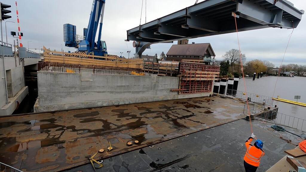 Er wordt al geruime tijd gewerkt aan de aanleg van de nieuwe brug over de Amstel in de Burgemeester Stramanweg bij Ouderkerk.