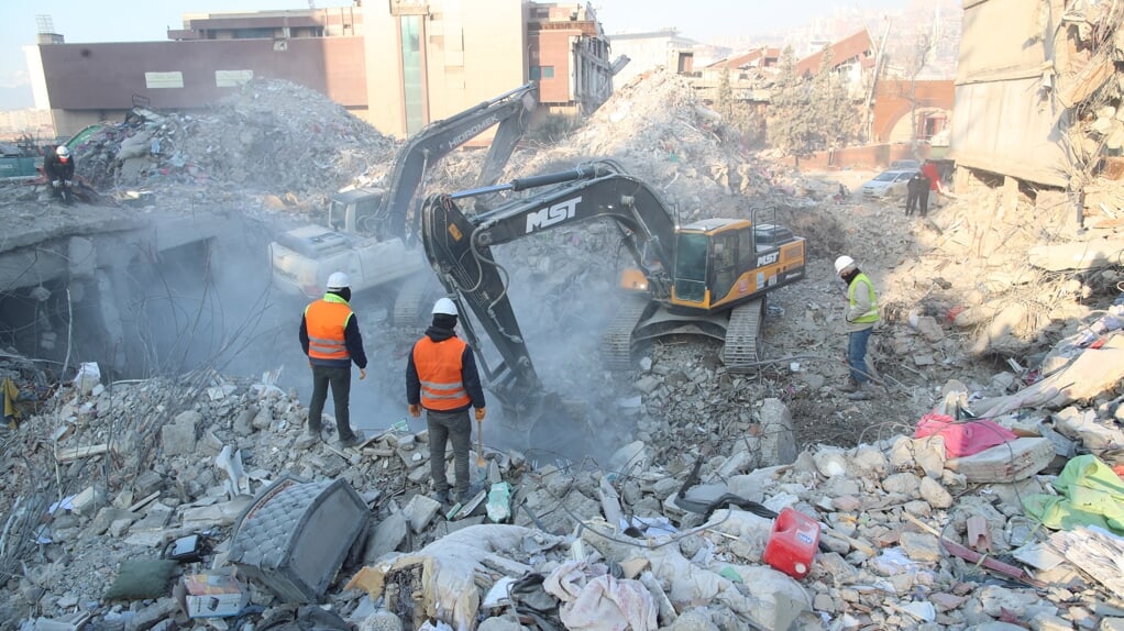 Dagen na de aardbevingen worden er nog steeds mensen levend onder het puin vandaag gehaald. 