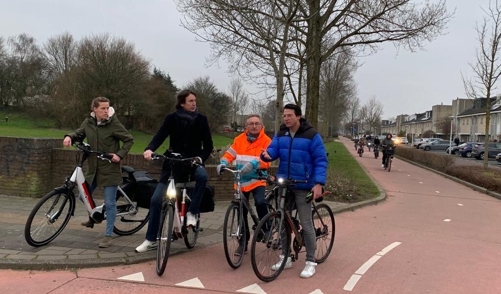 Verkeerswethouder Herbert Raat fietste vanmorgen mee op de fietsroute van scholieren met ouders van twee scholieren en Ben Westendorp van Veilig Verkeer Nederland.