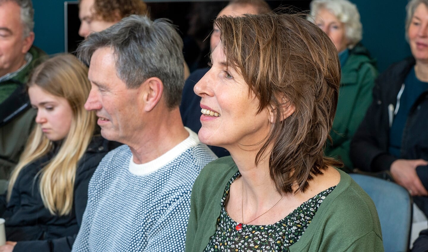 Het optreden met onder andere Amersfoorter Thjum Arts (blauwe trui) die in 2021 zowel de jury- als de publieksprijs tijdens het Cameretten Festival 2021 won.