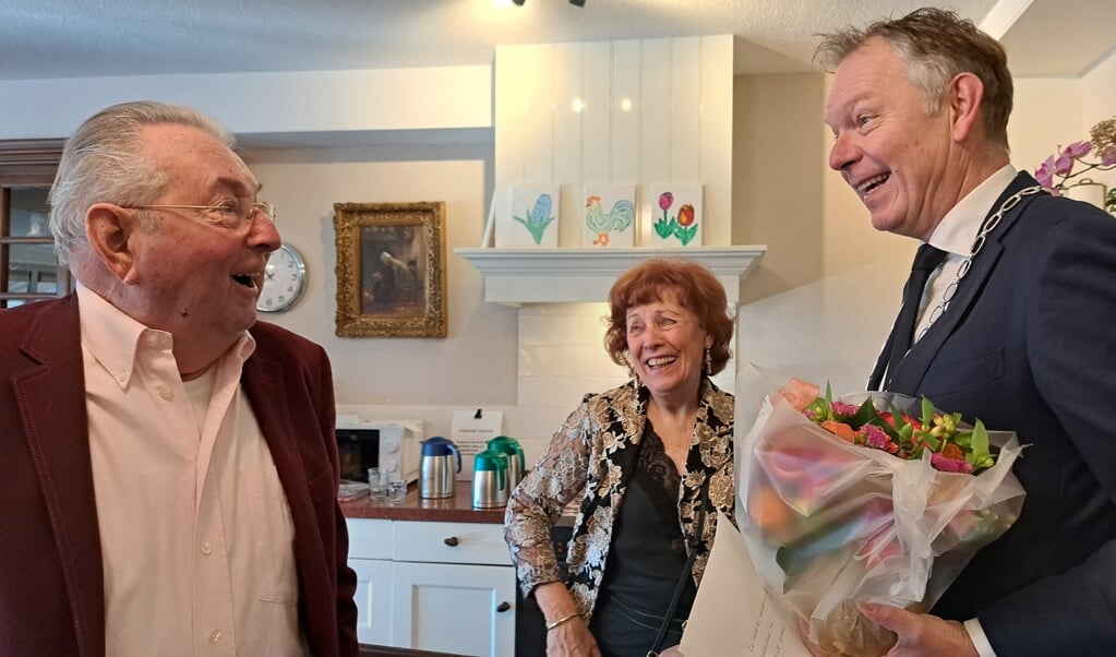 Burgemeester Mark Röell feliciteert Jan en Jennie Dorrestijn met hun 60-jarig huwelijk.