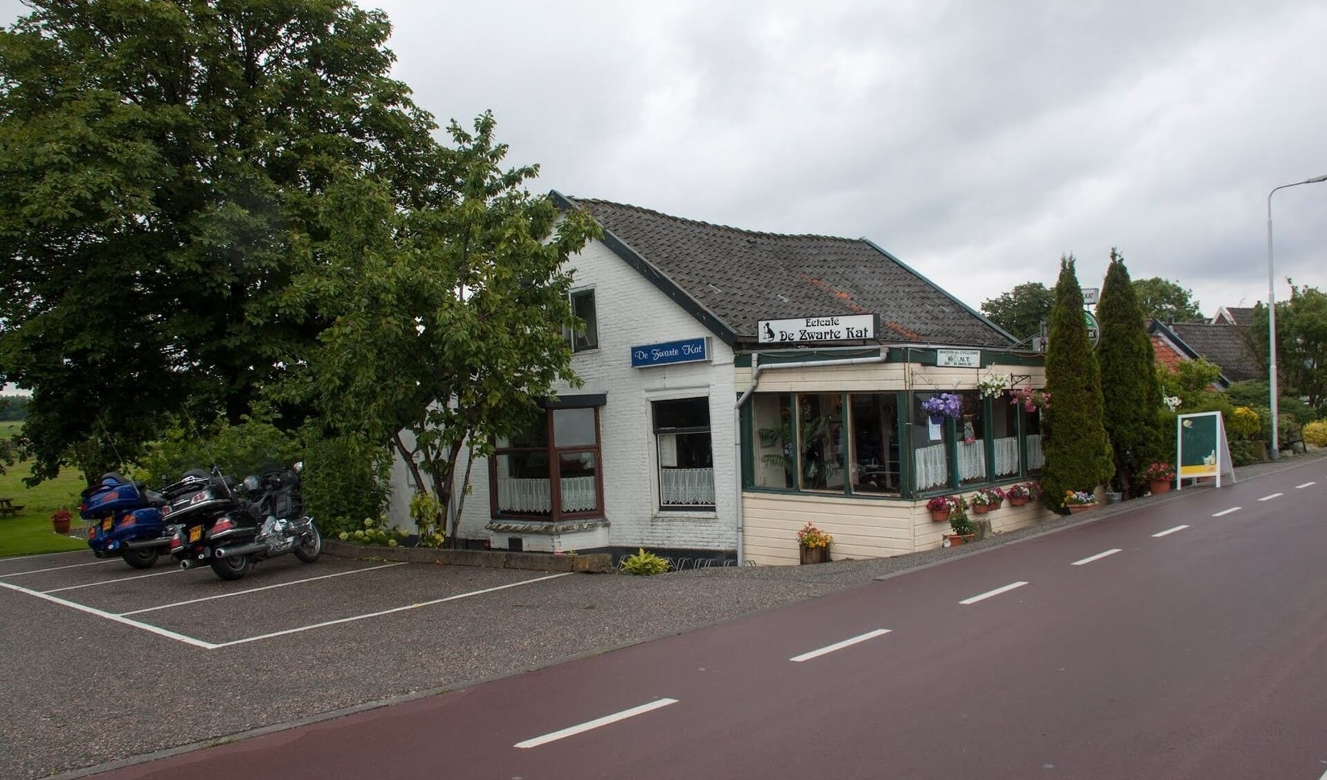 Het voormalige café De Zwarte Kat aan de Amsteldijk-Zuid.