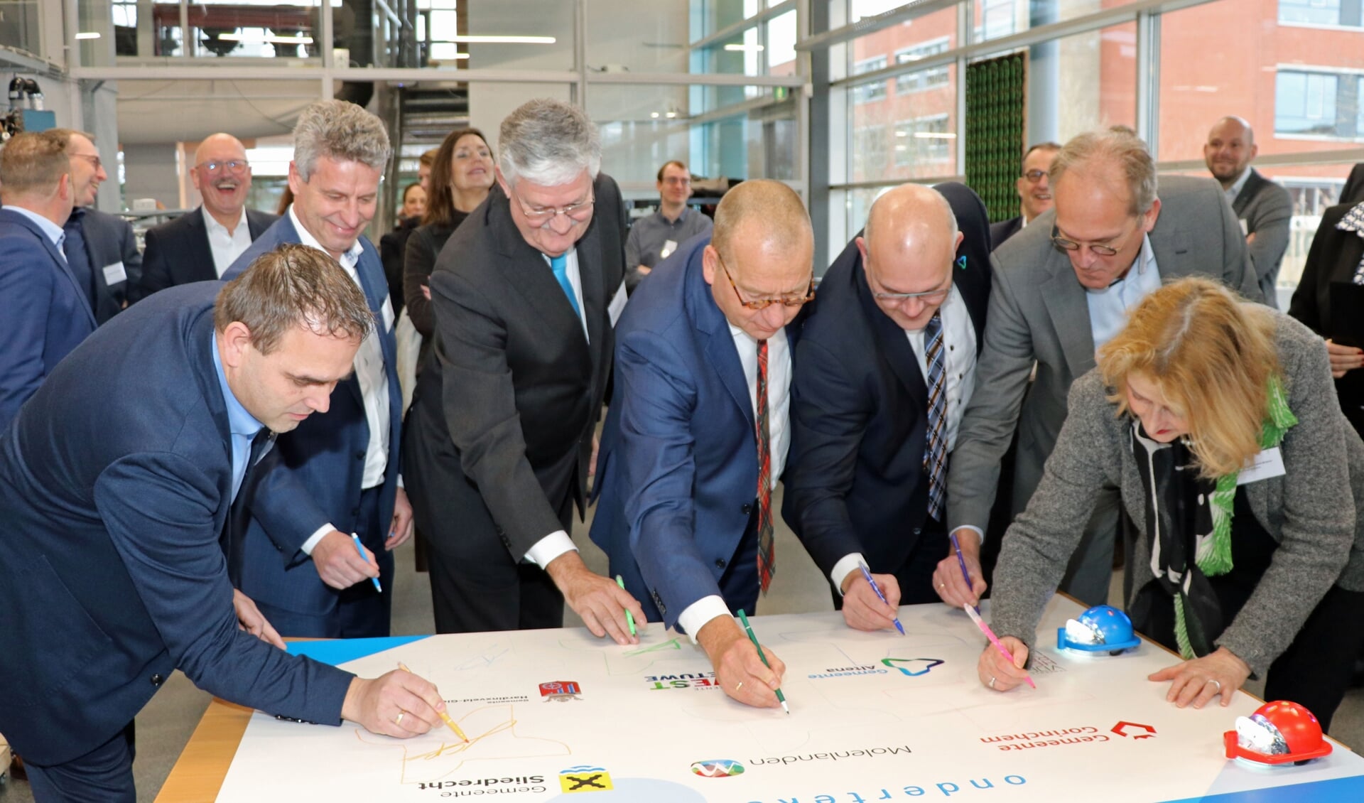 Bestuurders zetten hun handtekening onder het pact voor verdere ontwikkeling i_lab