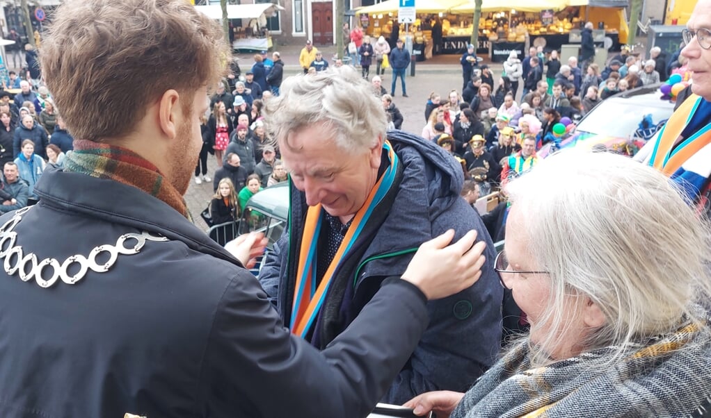 Oud-burgemeester Geert van Rumund wordt onderscheiden als ereburger van Jolleberg.