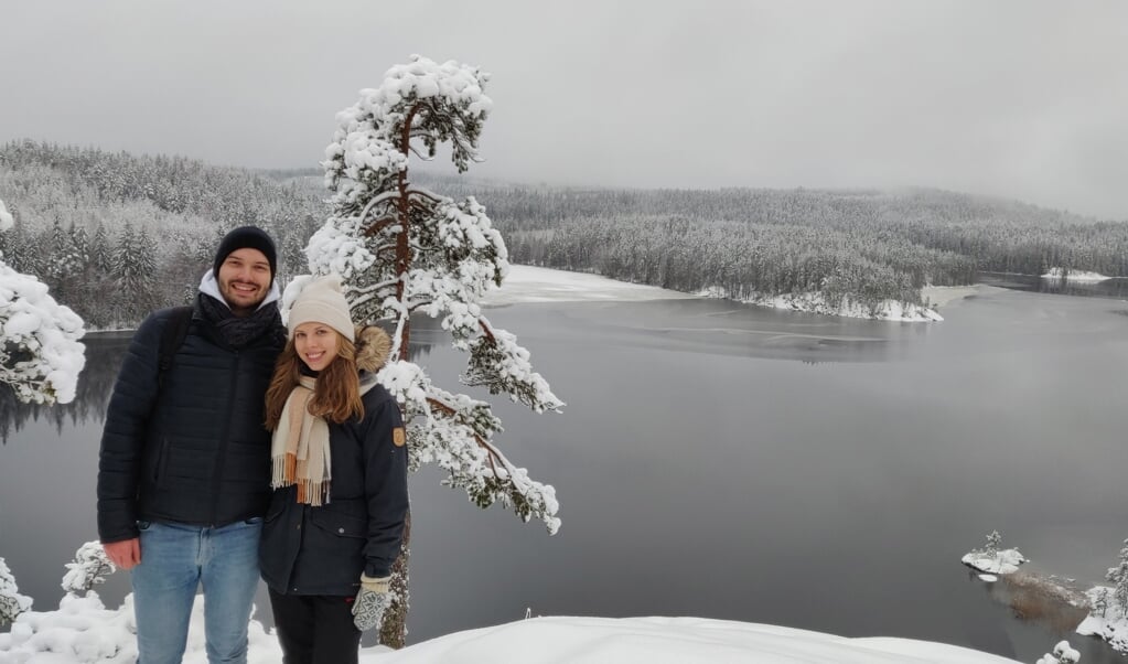 Joris met Laura bij het Saimaameer, het grootste meer van Finland. ,,Lappeenranta, waar ik woon, ligt aan dit meer en in de winter is het ijs zo dik dat je erop kunt lopen.''
