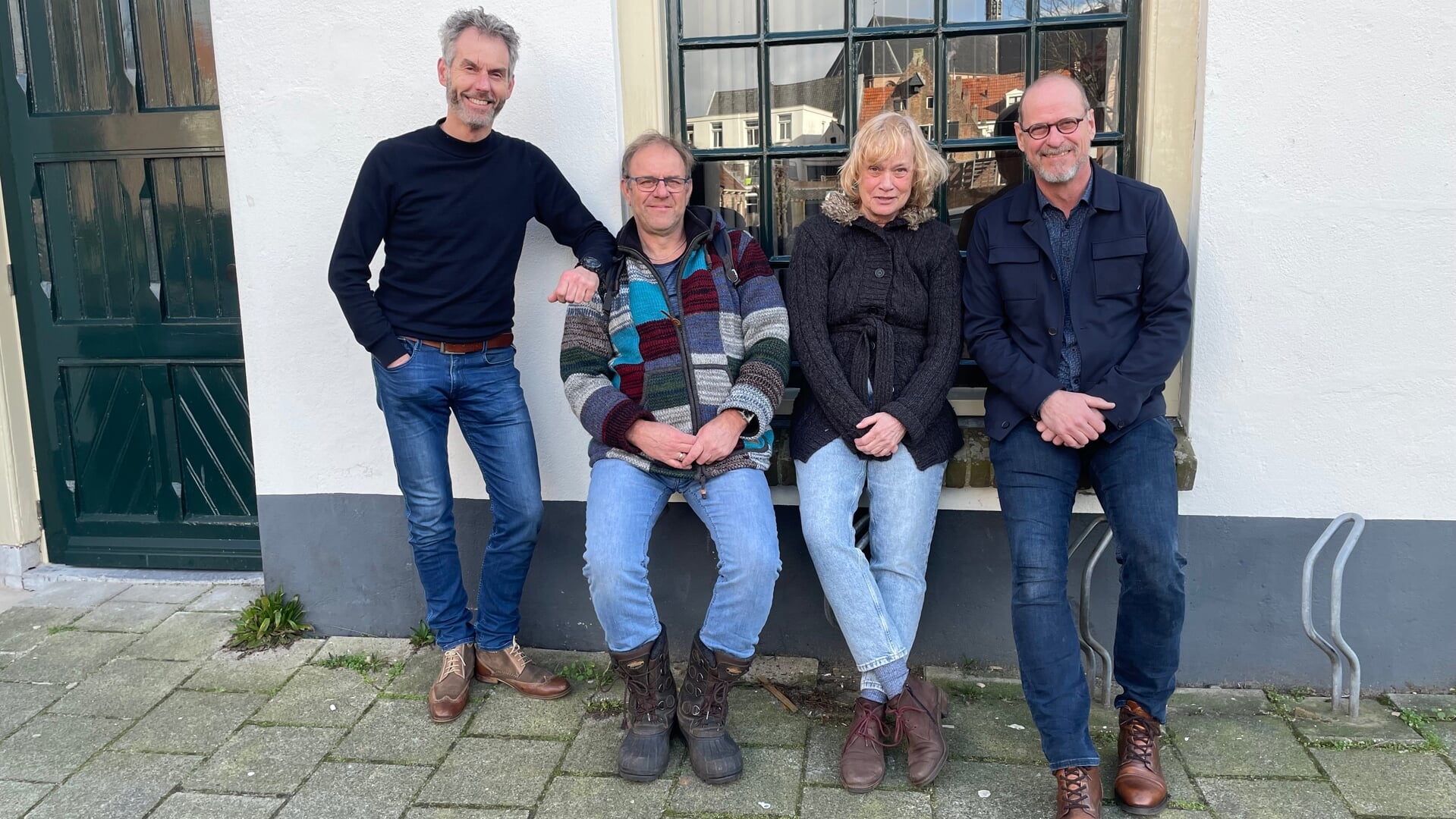 (vlnr): Leon Cramer, Arjan van Roon, Ineke Arends en Willem Scherpenisse voor de ingang van de repeteerruimte bij Cultuurkust. Er zijn nog enkele kaarten voor het jubileum.