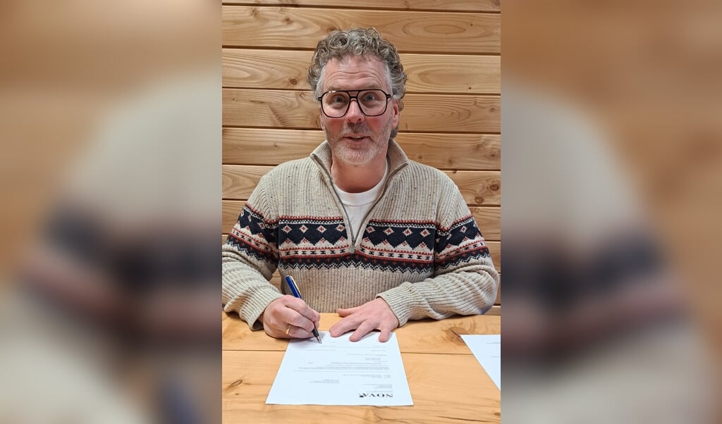 Arno Hoefakker tekent de verlenging én uitbreiding van het sponsorcontract tussen Hoefakker en Nova