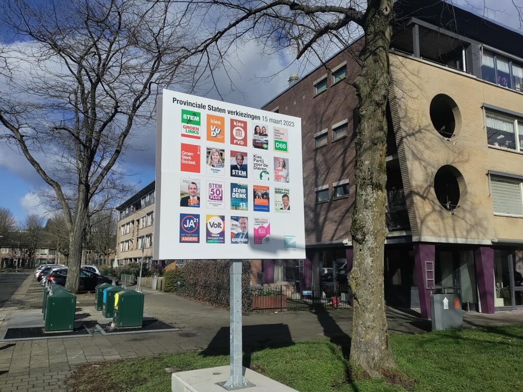 Ook in Zeist zie je ze weer: de verkiezingsborden. Deze staat bij Binnehof aan de Johan van Oldenbarneveltlaan.