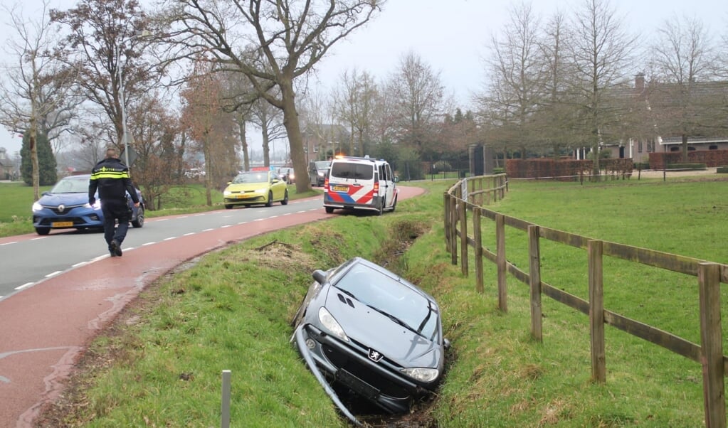 Auto Belandt In Sloot In Hoevelaken - StadNijkerk.nl Nieuws Uit De ...