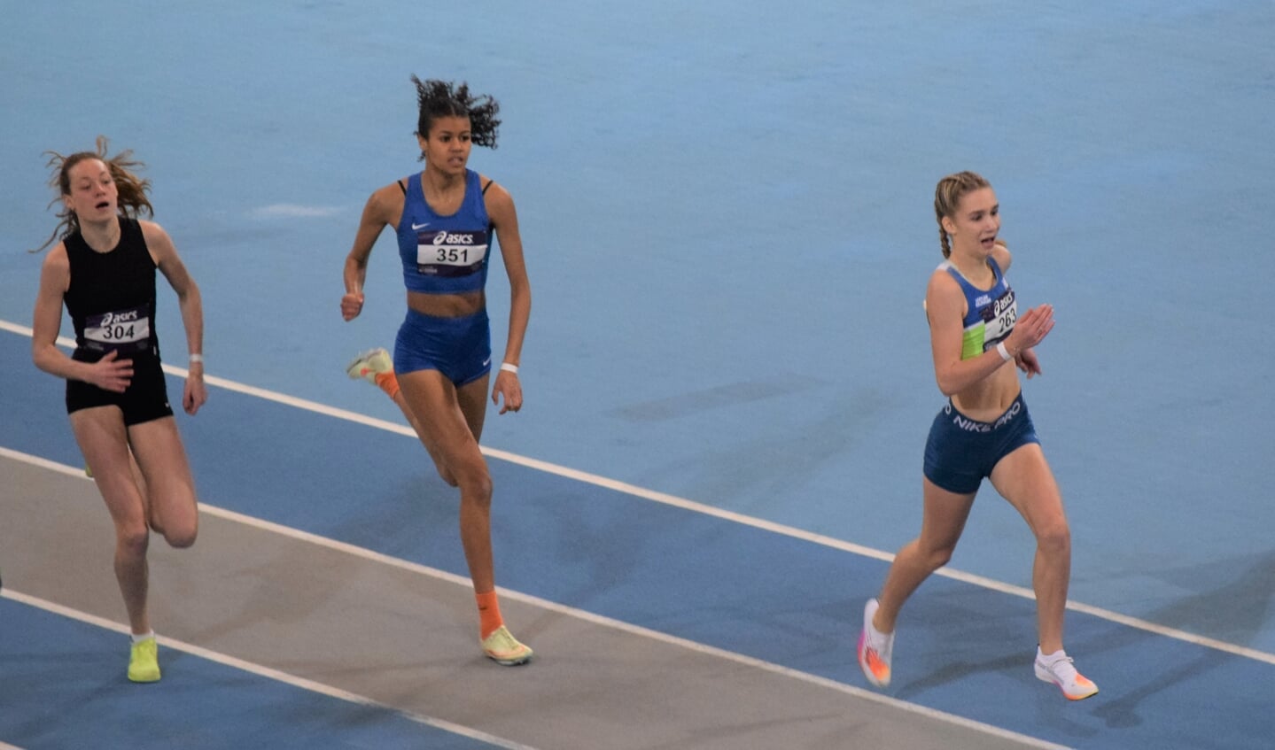 De nrs 2, 3 en 1 op de 400 meter: Maud de Jong, Abigail Noruwa en Zoë van Gils (vlnr). 