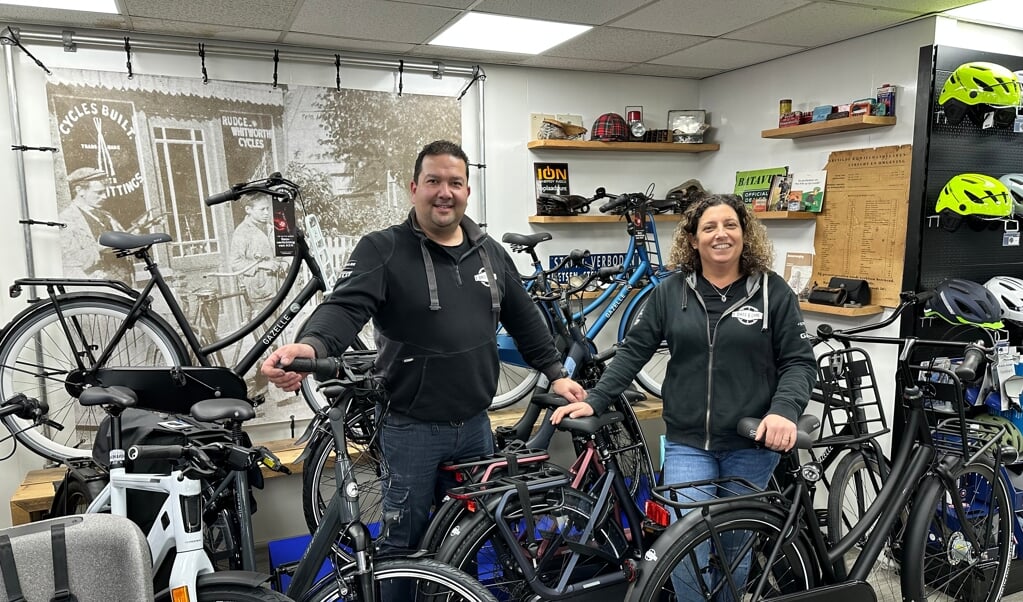 Eli en Sandra Ronkes in één van hun Bikes&Care winkels.