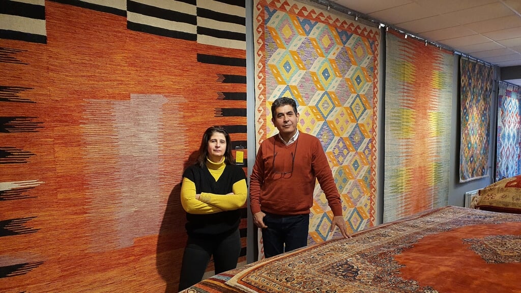 Roya en Reza Memarian poseren trots voor hun nieuwe collectie Kelim tapijten. ,,Mooie tapijten die ook in een modern interieur niet misstaan.