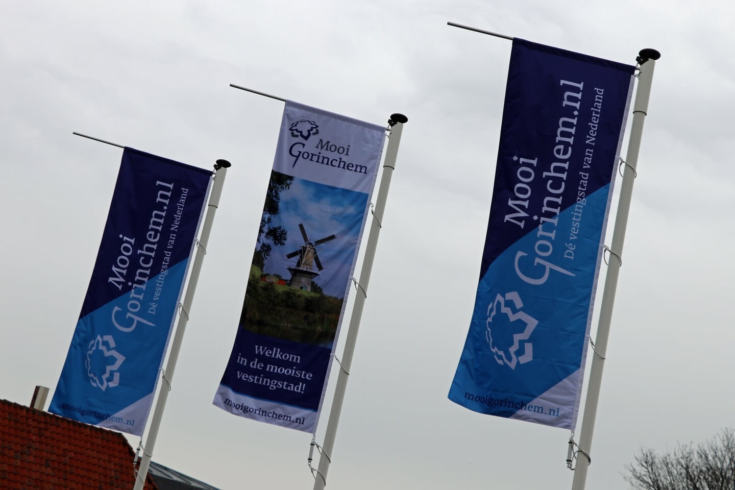 Nieuwe vlaggen op Buiten de Waterpoort om bezoekers welkom te heten