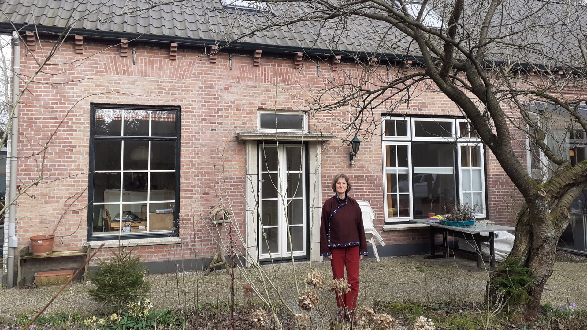 Madeleine Ingen Housz bij haar woning. ,,Komt er nu eindelijk duidelijkheid?"