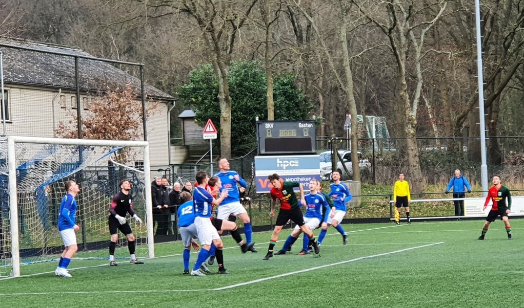 Spitsuur in het strafschopgebied van SKV in de stadsderby tegen WAVV. De ploeg uit 'Noordwest' won uiteindelijk met 1-0. 