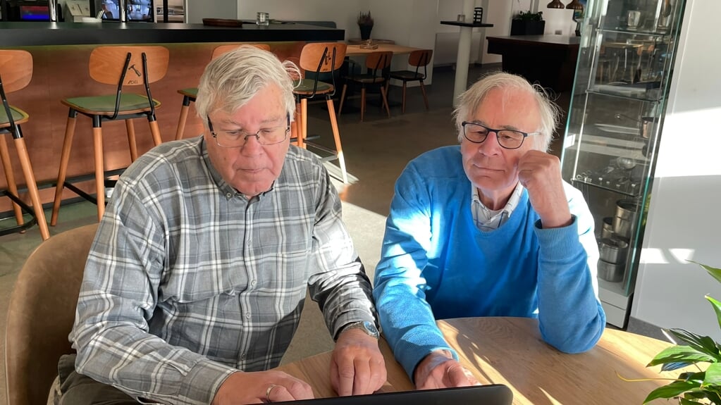Jan Snijders (l.) en Wim Oerlemans werken al meer dan 30 jaar regelmatig samen voor allerlei dorpsinitiatieven.