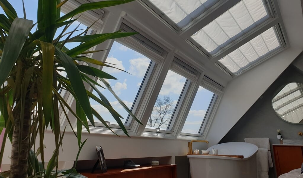 De ramen van een vergunningsvrije dakkapel kunnen moeiteloos worden gecombineerd met raamdecoratie, zon- en insectenwering van Velux. 