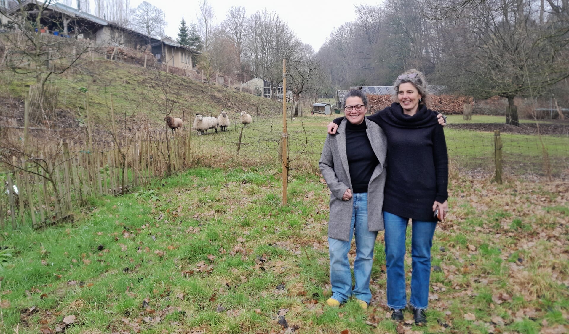 Suzanne van Snippenburg (links) en Lèneke Pfeiffer in de achtertuin, midden in het Zweiersdal.