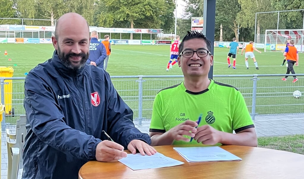  De contracten worden getekend. Foto: Wijnand Kooijmans 