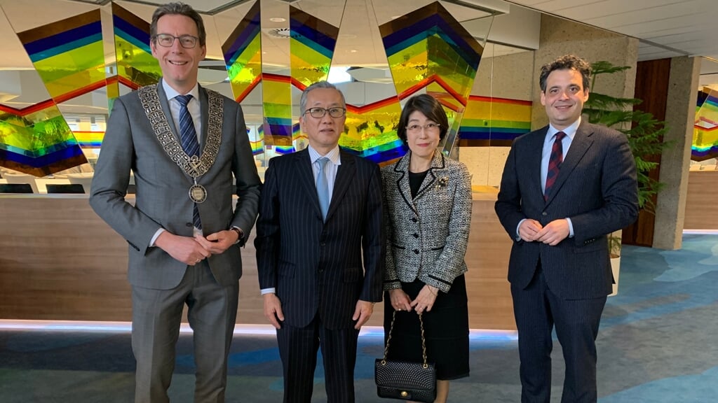Burgemeester Poppens en wethouder Elzakalai (rechts) met de nieuwe Japanse ambassadeur en zijn echtgenote.