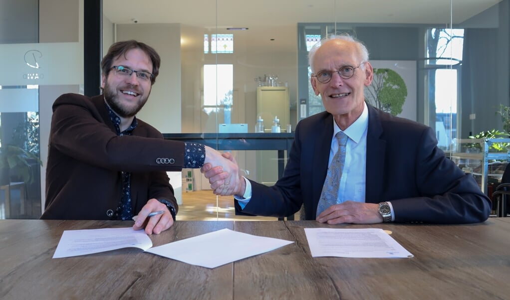Marinus Lamper (l) en Wim de Kloe (r) bezegelen de samenwerking met een handdruk.
