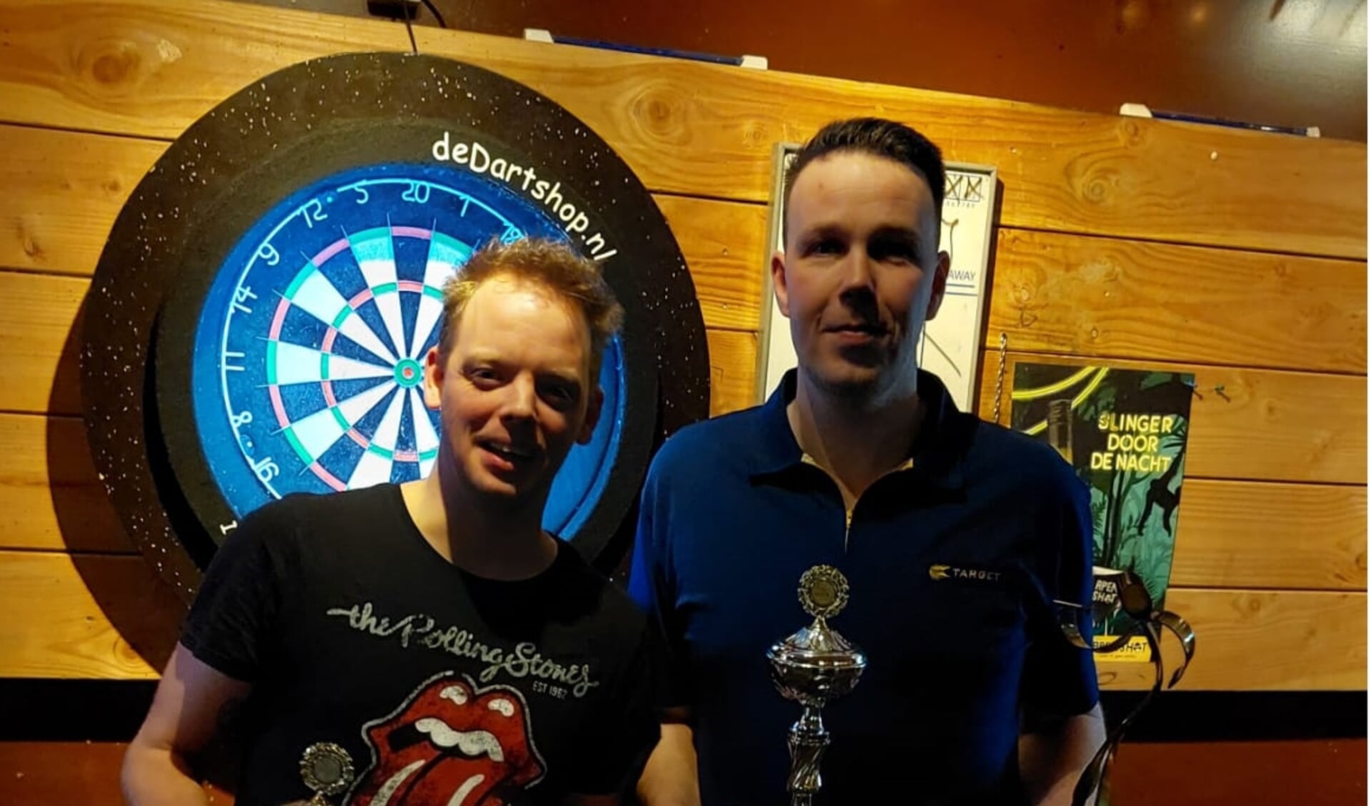De 9e editie van het 156-toernooi bij de Ermelose Dart Club werd gewonnen Mark Mazenier (rechts). Links Gert van der Heijden. 