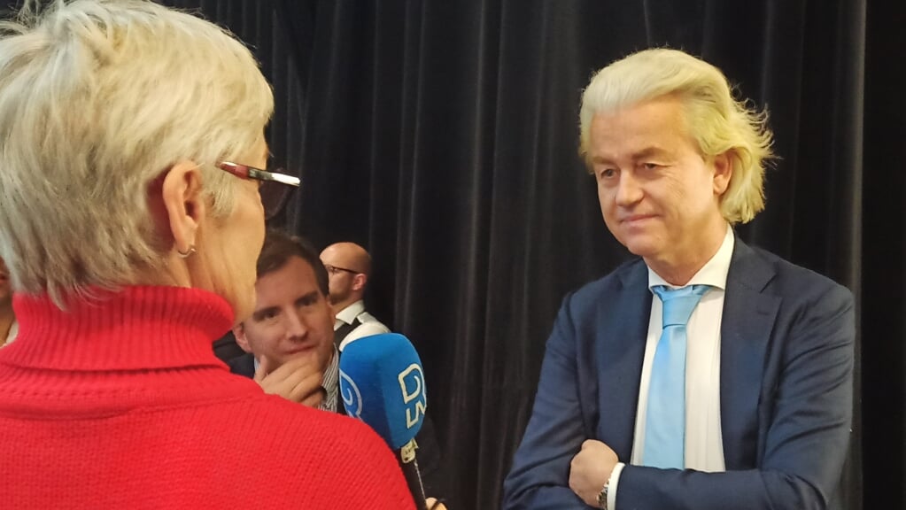 Geert Wilder wordt geïnterviewd tijdens de raadsvergadering in Sliedrecht, in het midden luistert Mark Jongeneel, fractievoorzitter van Slydregt.NU mee. 