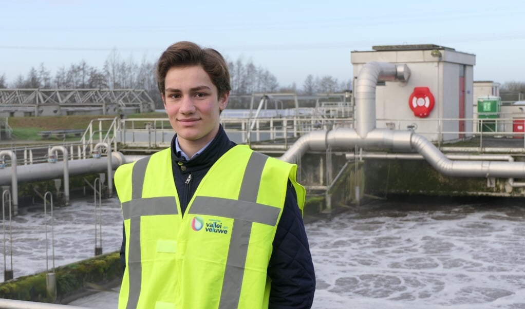 Floris Erwich (18), kandidaat namens AWP voor Water, Klimaat en Natuur bij de waterschapsverkiezingen voor waterschap Vallei en Veluwe, op bezoek bij de rioolwaterzuivering Amersfoort.