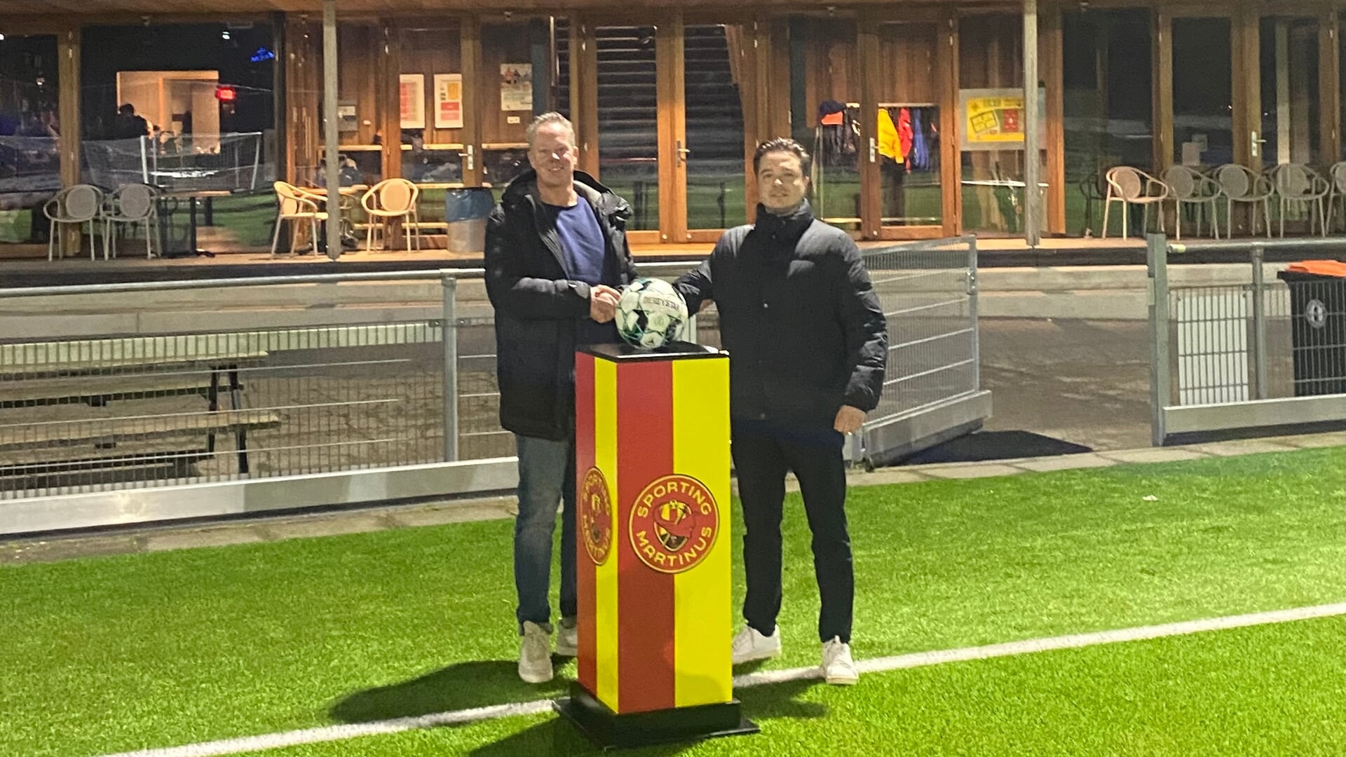 Sporting Martinus-voorzitter Rick van Bruggen met Michael Crombeen.