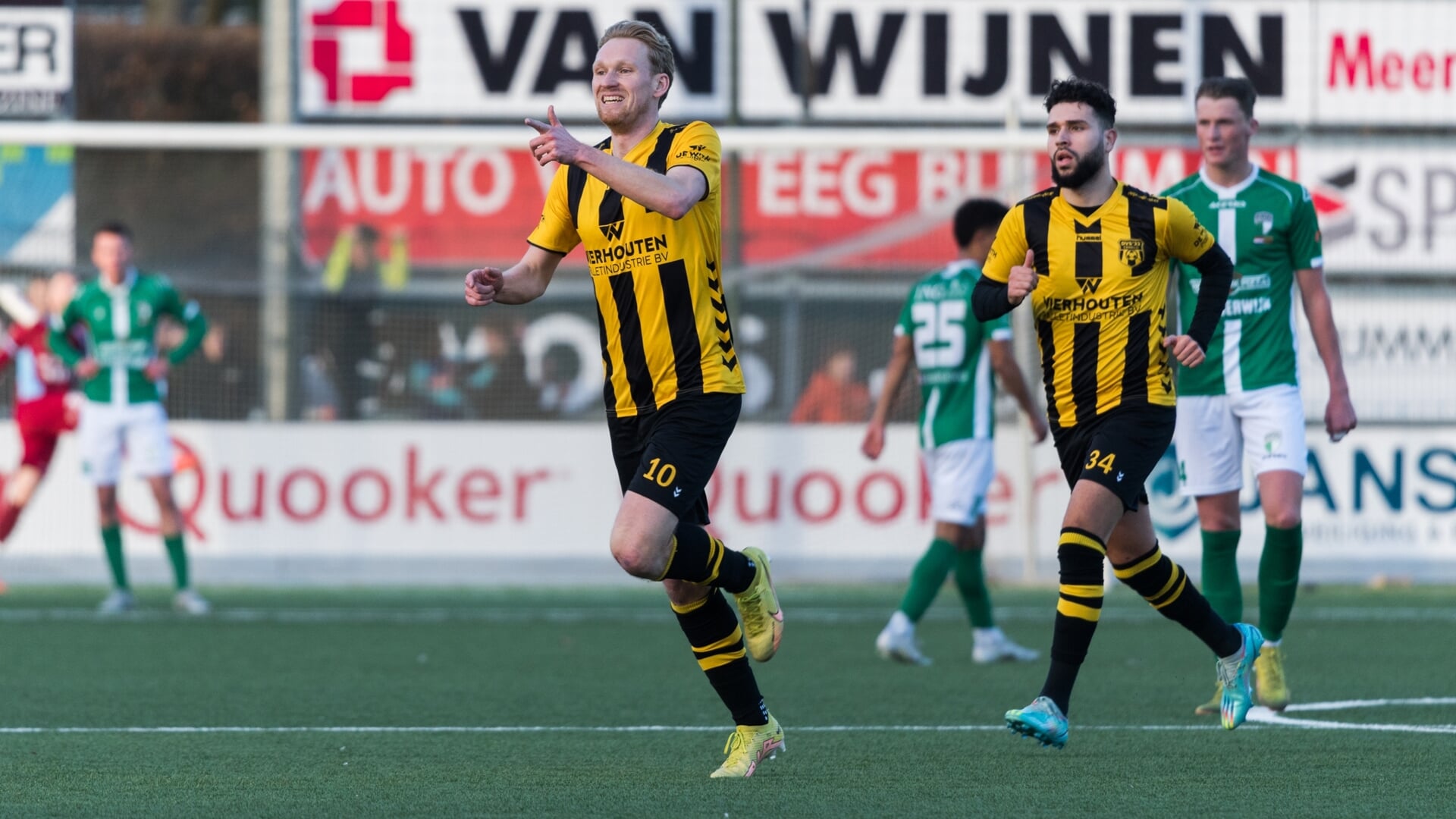 Stef Nijland scoort op sublieme wijze van afstand de 1-0 en loopt naar zijn zoontje om het doelpunt te vieren.