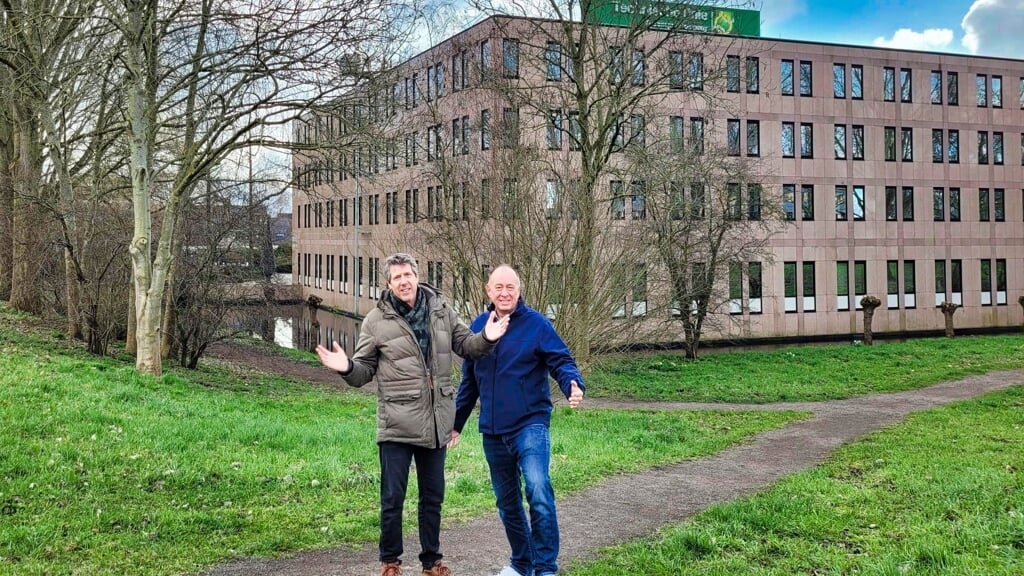 Emiel Sjaardema en Wim Visser van 50Plus bij een van de kantoren in de Bovenkerkerwegzone.