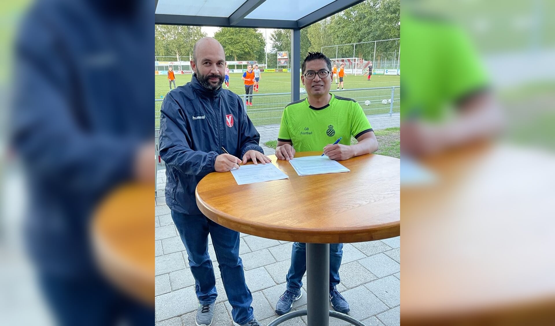 De ondertekening van het contract met rechts Maurits en links Robbie.